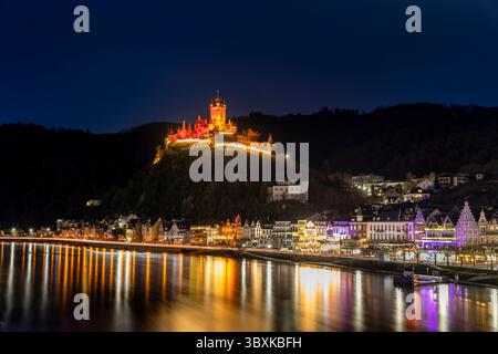 La pittoresca cittadina di Cochem, in Germania, brilla di notte nel cuore della valle della Mosella. Cochem offre una magica miscela di fascino medievale, vigneti Foto Stock