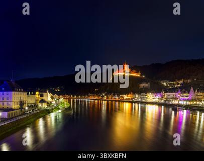 La pittoresca cittadina di Cochem, in Germania, brilla di notte nel cuore della valle della Mosella. Cochem offre una magica miscela di fascino medievale, vigneti Foto Stock