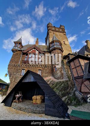 Tramonto su Cochem, Germania - Vista del Castello sopra la città lungo il fiume della Mosella Foto Stock