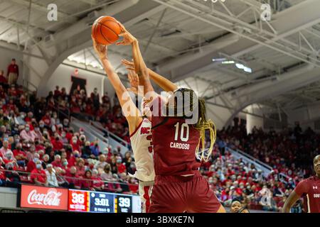 9 novembre 2021: Il centro NC State Wolfpack Elissa Cunane (33) ha il suo colpo bloccato dalla guardia NC State Wolfpack Aziaha James (10) nella seconda metà del match NCAA Womens Basketball al Reynolds Coliseum di Raleigh, NC. (Scott Kinser/Cal Sport Media)(immagine di credito: &Copy; Scott Kinser/CSM tramite cavo ZUMA) Foto Stock