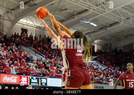 9 novembre 2021: Il centro NC State Wolfpack Elissa Cunane (33) ha il suo colpo bloccato dalla guardia NC State Wolfpack Aziaha James (10) nella seconda metà del match NCAA Womens Basketball al Reynolds Coliseum di Raleigh, NC. (Scott Kinser/Cal Sport Media)(immagine di credito: &Copy; Scott Kinser/CSM tramite cavo ZUMA) Foto Stock