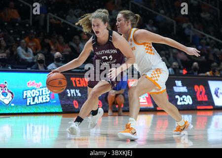 10 novembre 2021: Payton McCallister #21 dei Southern Illinois Salukis va in palla contro Tess Darby #21 dei Tennessee Lady Vols durante la partita di basket NCAA tra la University of Tennessee Lady Volunteers e la Southern Illinois University Salukis alla Thompson-Boling Arena di Knoxville TN Tim Gangloff/CSM(Credit Image: &Copy; Tim Gangloff/CSM via ZUMA Wire) Foto Stock