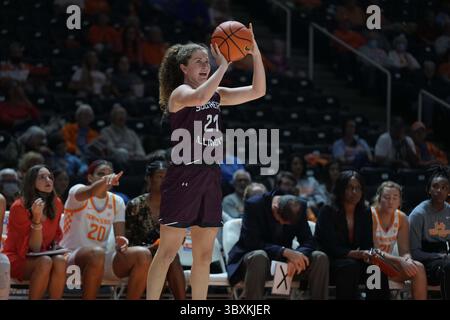 10 novembre 2021: Payton McCallister #21 dei Southern Illinois Salukis spara la palla durante la partita di basket NCAA tra Lady Volunteers dell'Università del Tennessee e la Southern Illinois University Salukis alla Thompson-Boling Arena di Knoxville TN Tim Gangloff/CSM(Credit Image: &Copy; Tim Gangloff/CSM via ZUMA Wire) Foto Stock