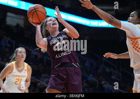 10 novembre 2021: Payton McCallister #21 dei Southern Illinois Salukis spara la palla durante la partita di basket NCAA tra Lady Volunteers dell'Università del Tennessee e la Southern Illinois University Salukis alla Thompson-Boling Arena di Knoxville TN Tim Gangloff/CSM(Credit Image: &Copy; Tim Gangloff/CSM via ZUMA Wire) Foto Stock