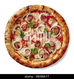 Deliziosa pizza con mozzarella e ripieno di filetto di pollo affumicato, salsicce di caccia, funghi, peperoni, cipolle e verdure isolate Foto Stock
