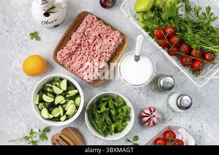 Cibo, ingredienti per cucinare polpette greche con insalata e salsa tzatziki Foto Stock