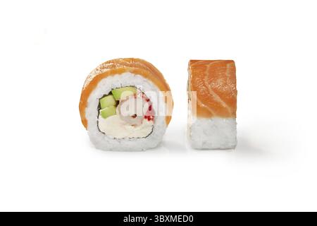 Due sushi roll philadelphia uramaki, uno tagliato a metà, con salmone, formaggio spalmabile, avocado, surimi e riso, isolato su bianco Foto Stock