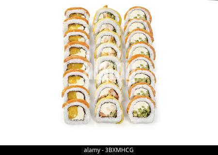 Diversi sushi roll con vari ripieni creano un motivo colorato su sfondo bianco Foto Stock