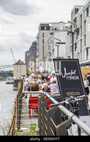 Festa del vino sul lungomare del porto di Rheinauhafen Foto Stock