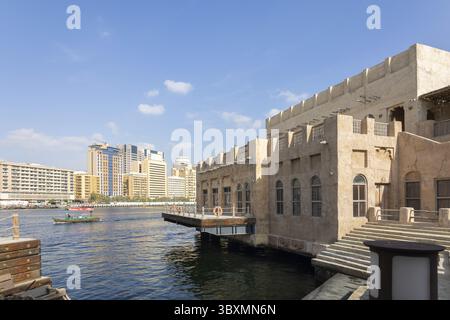 Dubai, Emirati Arabi Uniti - 10 dicembre 2024: Abras (taxi d'acqua) nella città vecchia di Dubai Creek nel quartiere storico culturale di al Seef. Splendida vista sull'acqua, vecchio hous Foto Stock