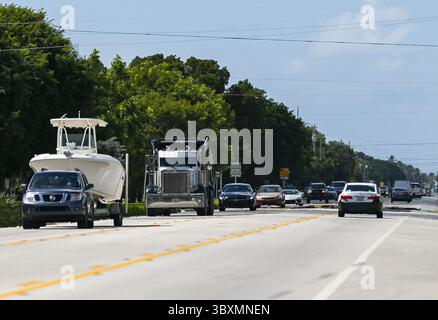 11 novembre 2021, Islamorada, Florida: Le auto si fanno strada lungo la Overseas Highway vicino al Mile marker 81,5 a Islamorada, Florida, l'11 ottobre 2021. (Immagine di credito: © Matias J. Ocner/TNS via ZUMA Press Wire/TNS via ZUMA Press Wire) Foto Stock