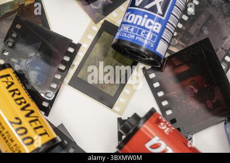 Sibiu, Romania - 7 aprile 2024. Taniche di pellicola vuote da 35 mm da pellicola sviluppata con vecchie strisce di pellicola da 35 mm Foto Stock