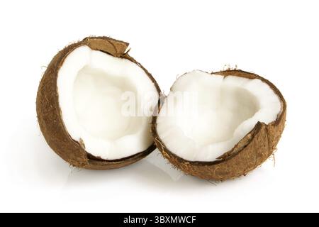 Due metà di cocco su sfondo bianco Foto Stock