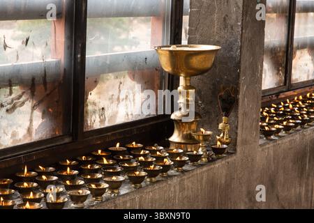15 febbraio 2015, Thimphu, distretto di Thimphu, Bhutan: Candels votive del burro Yak che bruciano nel monastero Dechen Phodrang a Thimphu, Bhutan. (Immagine di credito: © Jon G. Fuller/VW Pics via ZUMA Press Wire) Foto Stock