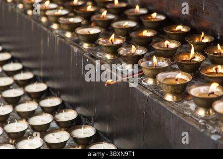 15 febbraio 2015, Thimphu, distretto di Thimphu, Bhutan: Candels votive del burro Yak che bruciano nel monastero Dechen Phodrang a Thimphu, Bhutan. (Immagine di credito: © Jon G. Fuller/VW Pics via ZUMA Press Wire) Foto Stock
