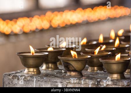 15 febbraio 2015, Thimphu, distretto di Thimphu, Bhutan: Candels votive del burro Yak che bruciano nel monastero Dechen Phodrang a Thimphu, Bhutan. (Immagine di credito: © Jon G. Fuller/VW Pics via ZUMA Press Wire) Foto Stock