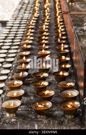15 febbraio 2015, Thimphu, distretto di Thimphu, Bhutan: Candels votive del burro Yak che bruciano nel monastero Dechen Phodrang a Thimphu, Bhutan. (Immagine di credito: © Jon G. Fuller/VW Pics via ZUMA Press Wire) Foto Stock