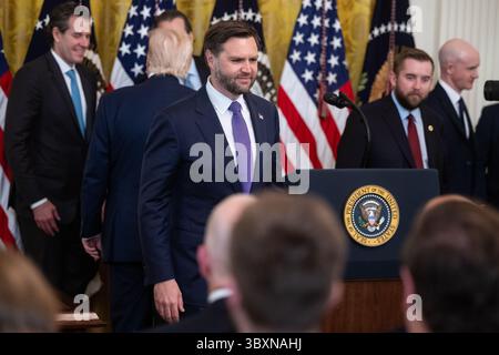 Washington, Stati Uniti. 18 luglio 2025. Il Vicepresidente JD Vance lascia un disegno di legge per la legislazione sulle criptovalute nella sala Est della Casa Bianca il 18 luglio 2025. (Francis Chung/Pool/Sipa USA) credito: SIPA USA/Alamy Live News Foto Stock