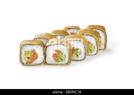 Deliziosi sushi involtini avvolti in una sottile omelette, ripieni di salmone, cetrioli, formaggio spalmabile e riso, creando un dis visivamente accattivante e saporito Foto Stock