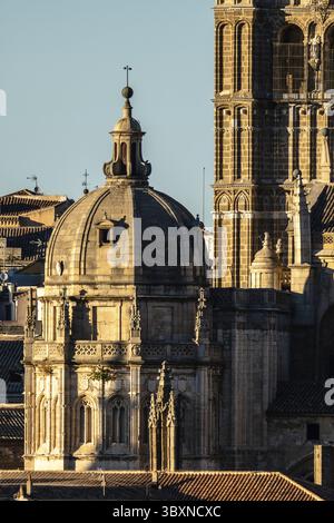 Vista della Cattedrale di Santa Maria di Toledo in Spagna, caratterizzata dalla sua architettura gotica e dalla facciata in arenaria durante il giorno Foto Stock