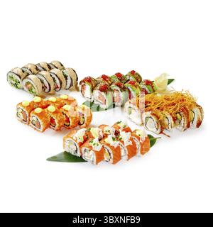 Ampia selezione di sushi con salmone, anguilla e gamberi, guarniti con uova di pesce, maionese piccante e filamenti croccanti, disposti ad arte Foto Stock