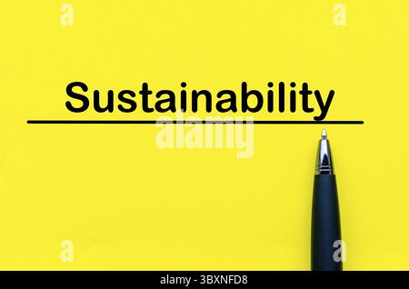 Testo Sustainability scritto su sfondo giallo della copertina Foto Stock