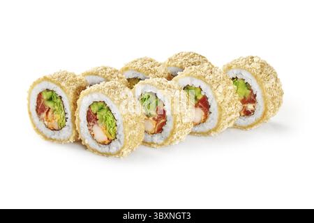 Involtini di sushi tempura maki fritti ripieni di gamberi, tonno, avocado e lattuga, isolati su sfondo bianco Foto Stock