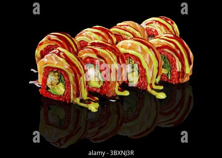 Gli involtini freschi di sushi uramaki con salmone, tonno, avocado e wasabi mayo si riflettono su uno sfondo nero Foto Stock