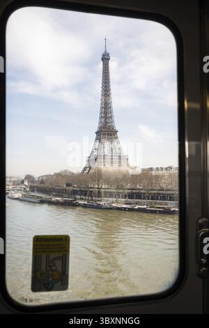La Torre Eiffel si vede da un treno sopraelevato della metropolitana di Parigi - sopra la Senna Foto Stock