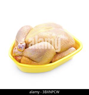 Pollo nutrito con mais in giallo il confezionamento di vassoio, isolato su bianco Foto Stock