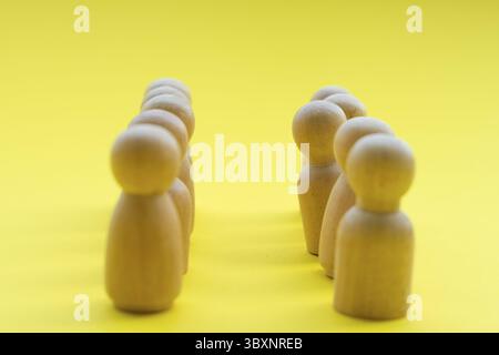 Una figura di legno che sembra essere in disaccordo con qualcosa. Concetto di Speak Up Foto Stock