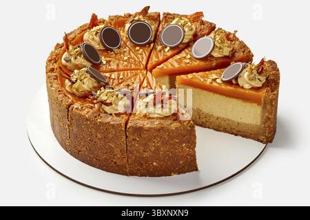 Deliziosa cheesecake a fette con croccante base di crosta corta ricoperta da tenero strato di gelatina di zucca decorata con panna montata alle noci, briciole di caramello e c Foto Stock