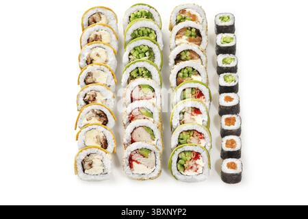 Deliziosi sushi Rolls con vari ingredienti che formano linee colorate su sfondo bianco, creando un appetitoso piatto per la fotografia del cibo Foto Stock
