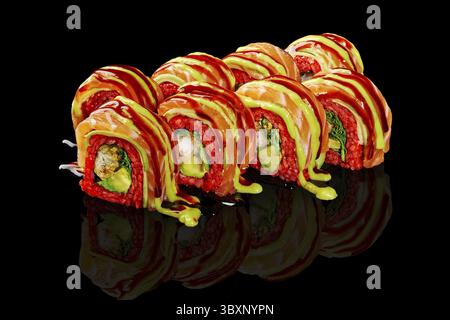 Gli involtini freschi di sushi uramaki con salmone, tonno, avocado e wasabi mayo si riflettono su uno sfondo nero Foto Stock
