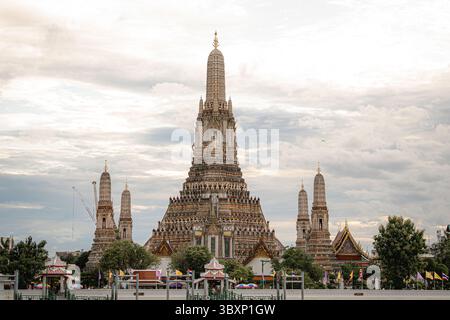 La pagoda centrale (Phra Prang) di Wat Arun, conosciuta anche come il Tempio dell'Alba, si erge sulla riva occidentale del fiume Chao Phraya a Bangkok. Il tempio è un simbolo celebrato del patrimonio e dell'architettura thailandesi. L'iconico Wat Arun della Thailandia, o Tempio dell'Alba, è stato aggiunto alla Tentative List of World Heritage dell'UNESCO. Affacciata sul fiume Chao Phraya a Bangkok, la pagoda centrale è famosa per il suo significato culturale, storico e architettonico. Il Ministero della Cultura e delle Belle Arti avvierà ora il processo di nomina formale per garantire il pieno riconoscimento dell'UNESCO. Foto Stock