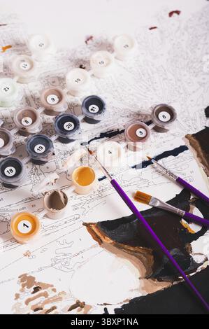 Cibo, set di vernici acriliche multicolore, pennelli e tela per la visualizzazione verticale dei numeri Foto Stock