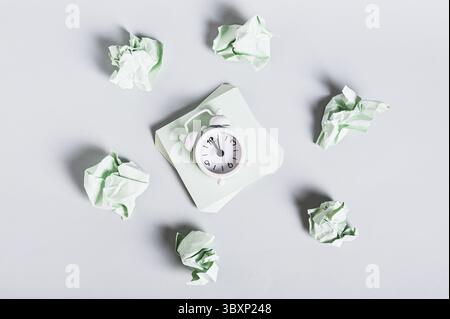 Cibo, Burnout rompe il concetto. Sveglia tra i documenti sgusciati su una scrivania con vista dall'alto Foto Stock