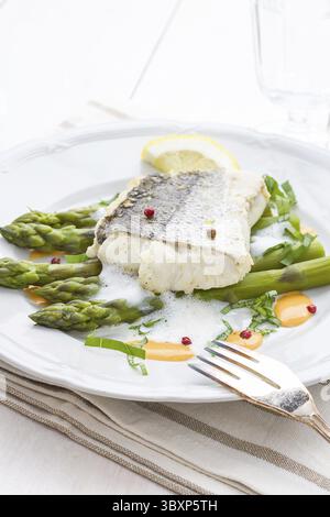 Nasello di filetto con asparagi salsa di schiuma e la forcella, verticale Foto Stock