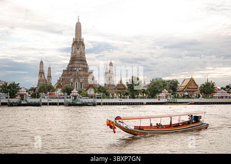 Thailandia. 18 luglio 2025. La pagoda centrale (Phra Prang) di Wat Arun, conosciuta anche come il Tempio dell'Alba, si erge sulla riva occidentale del fiume Chao Phraya a Bangkok. Il tempio è un simbolo celebrato del patrimonio e dell'architettura thailandesi. L'iconico Wat Arun della Thailandia, o Tempio dell'Alba, è stato aggiunto alla lista dei siti Patrimonio Mondiale dell'Umanità dell'UNESCO. Affacciata sul fiume Chao Phraya a Bangkok, la pagoda centrale è famosa per il suo significato culturale, storico e architettonico. Il Ministero della Cultura e delle Belle Arti inizierà ora il processo formale di nomina per garantire Foto Stock