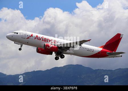 1° ottobre 2021: 01/10/2021 Alajuela. Controladores aÃÂ©reos del Aeropuerto Juan SantamarÃÂ­a. Alertan sobre falta de personal capacitado para cubrir a cabalidad con la delicada tarea de controlar el trÃÂfico aÃÂ©reo. Llegada y salida de aviones y todo lo relacionado con la pista de aterrizaje, desde la torre de control. AviÃÂ³n de Avianca en pleno despegue. (Immagine di credito: © Rafael Pacheco Granados/la Nacion via ZUMA Press) Foto Stock