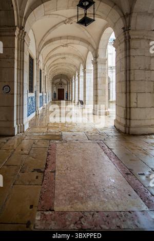 Archi piastrellati nel monastero di San Vincenzo fuori le mura o nella chiesa e nel monastero di Sao Vicente de Fora, Lisbona, Portogallo. Foto Stock