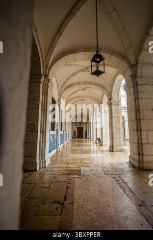 Archi piastrellati nel monastero di San Vincenzo fuori le mura o nella chiesa e nel monastero di Sao Vicente de Fora, Lisbona, Portogallo. Foto Stock