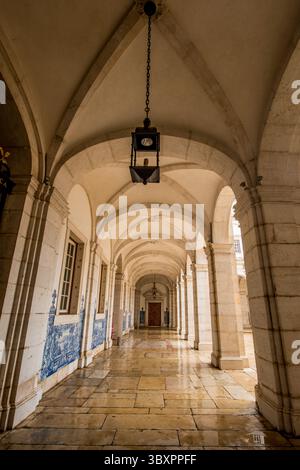 Archi piastrellati nel monastero di San Vincenzo fuori le mura o nella chiesa e nel monastero di Sao Vicente de Fora, Lisbona, Portogallo. Foto Stock