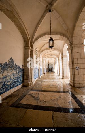 Archi piastrellati nel monastero di San Vincenzo fuori le mura o nella chiesa e nel monastero di Sao Vicente de Fora, Lisbona, Portogallo. Foto Stock
