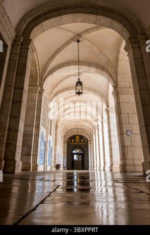 Archi piastrellati nel monastero di San Vincenzo fuori le mura o nella chiesa e nel monastero di Sao Vicente de Fora, Lisbona, Portogallo. Foto Stock