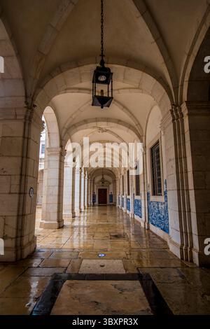 Archi piastrellati nel monastero di San Vincenzo fuori le mura o nella chiesa e nel monastero di Sao Vicente de Fora, Lisbona, Portogallo. Foto Stock