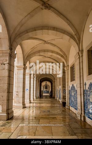 Archi piastrellati nel monastero di San Vincenzo fuori le mura o nella chiesa e nel monastero di Sao Vicente de Fora, Lisbona, Portogallo. Foto Stock