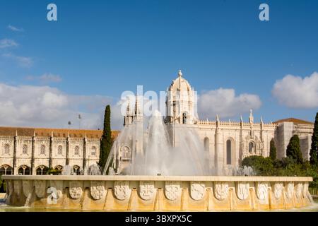 Fonte luminosa de Belem di fronte al Monastero di Jeronimos, Piazza dell'Impero, quartiere di Belem, Lisbona, Portogallo. Foto Stock