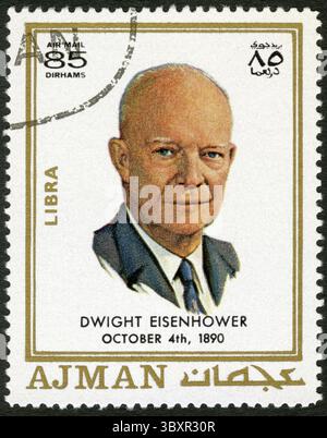 AJMAN - CIRCA 1970: Un francobollo stampato in Ajman mostra Dwight David Eisenhower (1890-1969), circa 1970 Foto Stock