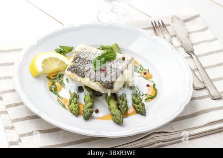 Filetto di nasello con asparagi verdi di schiuma e salsa di limone, vista dall'alto Foto Stock